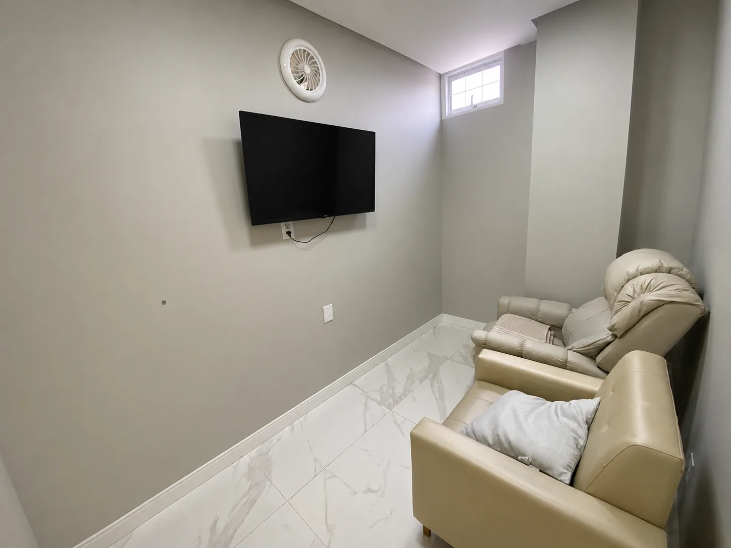 Sala de espera confortável da Amorim Odontologia