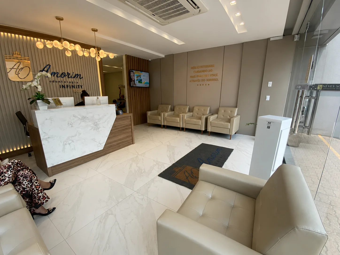 Recepção da Amorim Odontologia com balcão de mármore