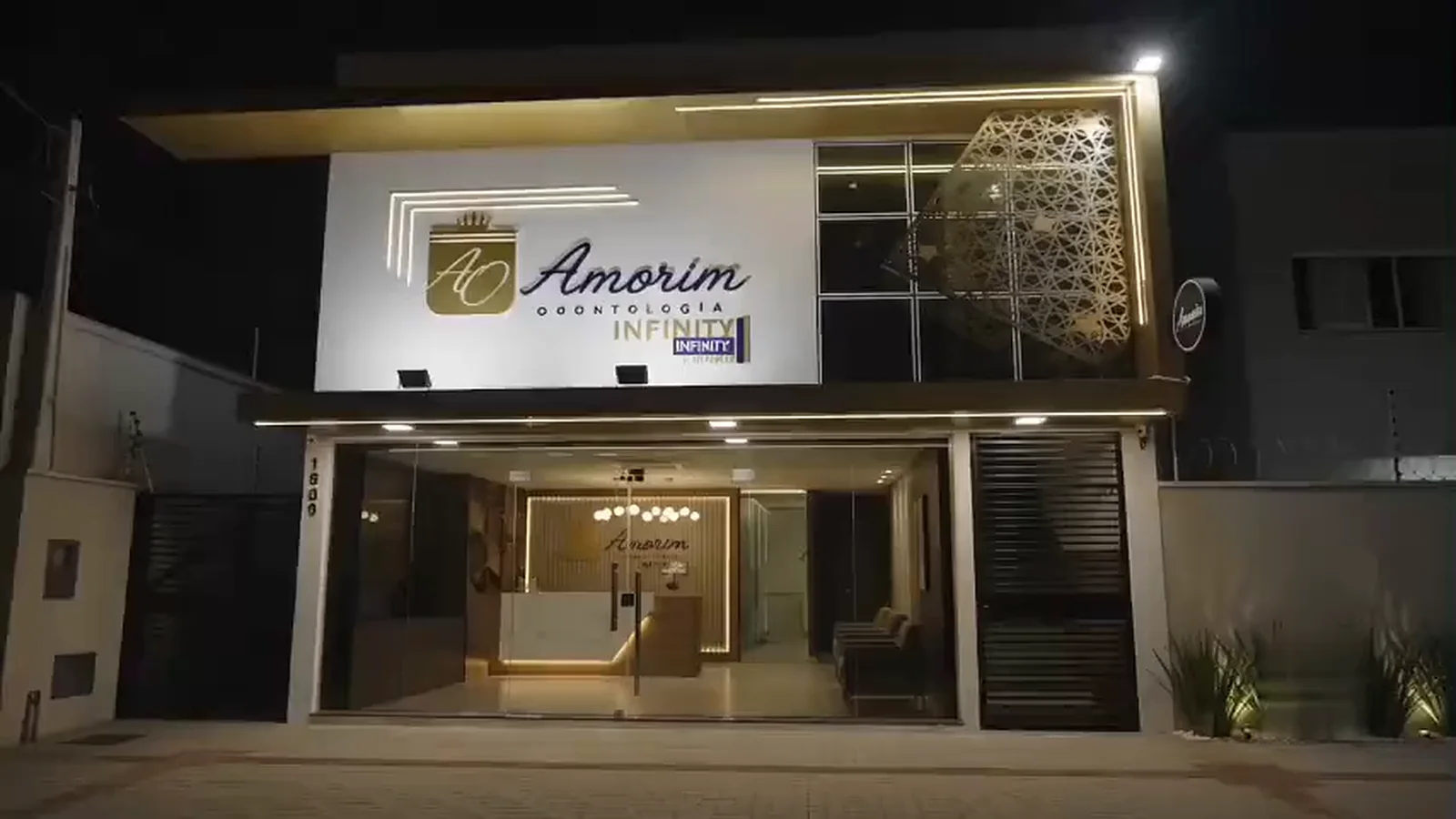 Fachada da clínica Amorim Odontologia Infinity Prime em Manaus, iluminada à noite