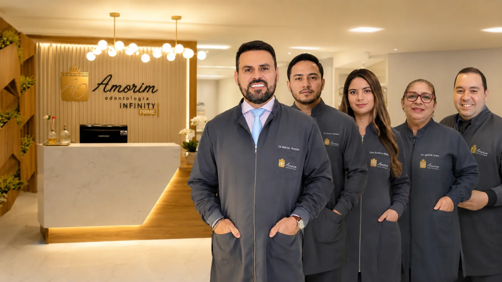 Equipe da Amorim Odontologia Infinity Prime na recepção da clínica em Manaus, com o Dr. Marcio Amorim à frente